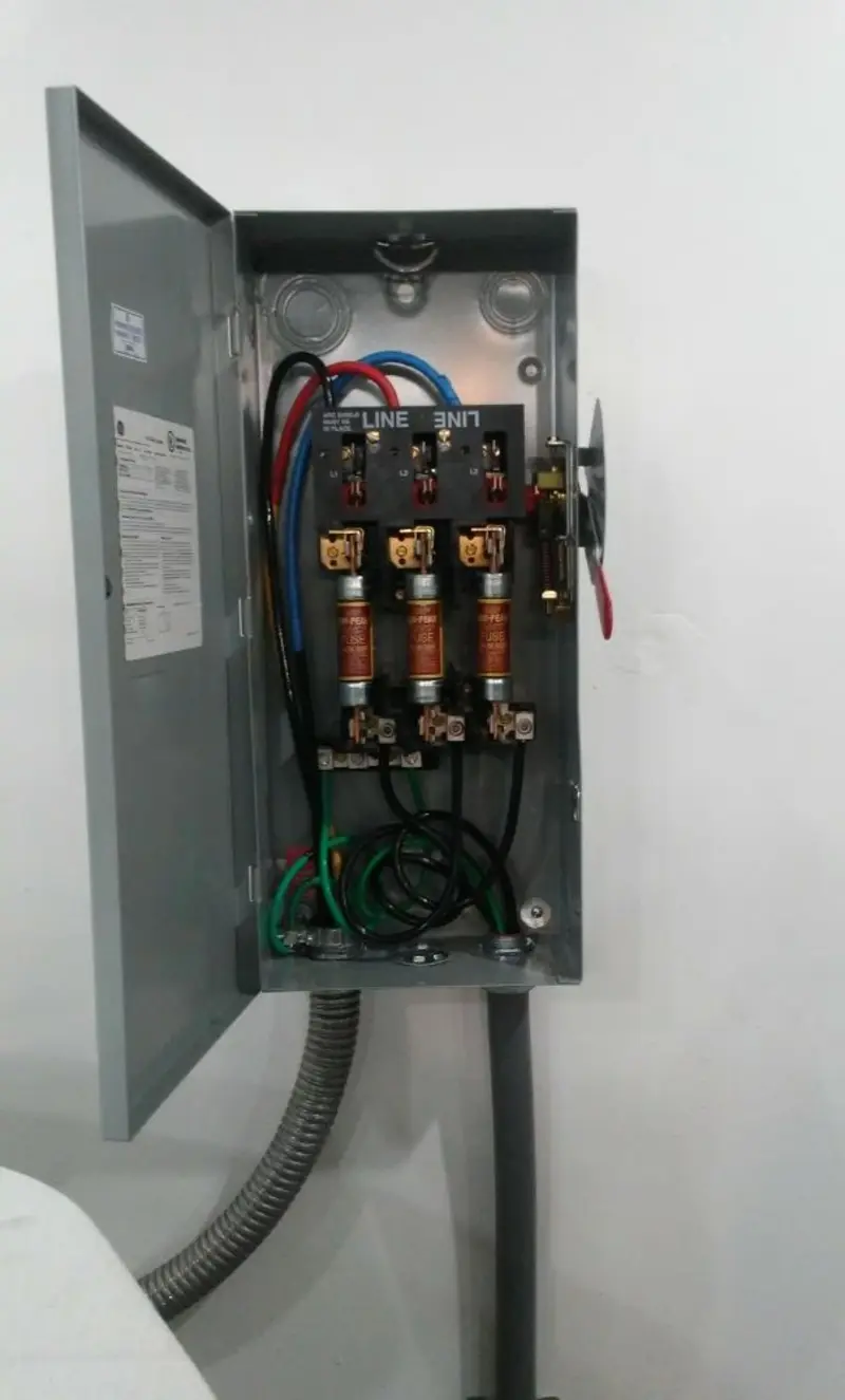 Three-phase disconnect switch installed for Electrical Wiring & Rewiring in Peru